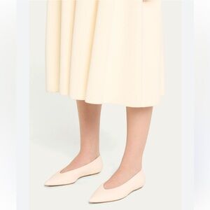 Stuart Weitzman Women Lina Flat
Color:Seashell size 7.5 new (store display)
$351